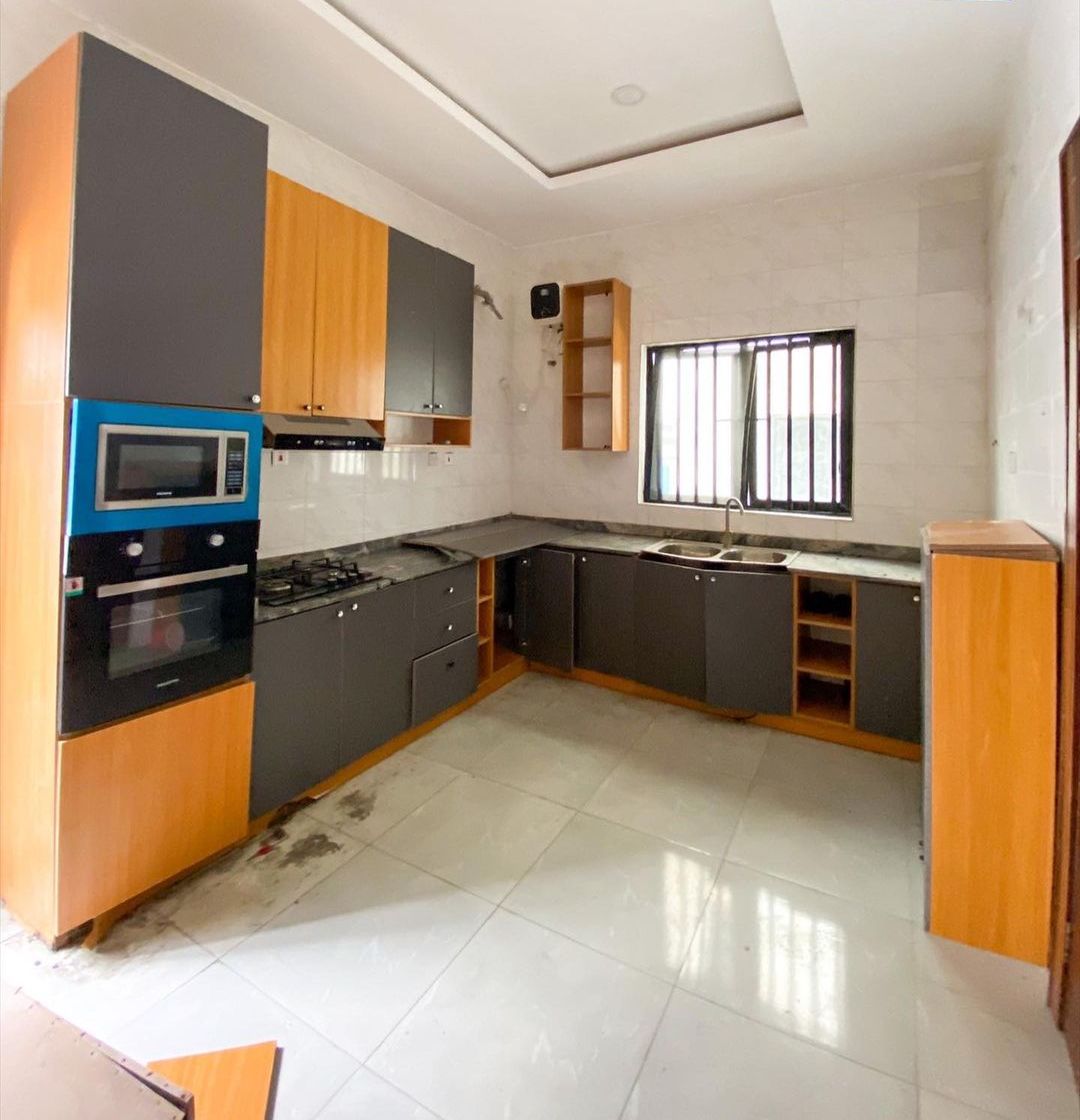 3 Bedroom Semi Detached Duplex with Fitted Kitchen