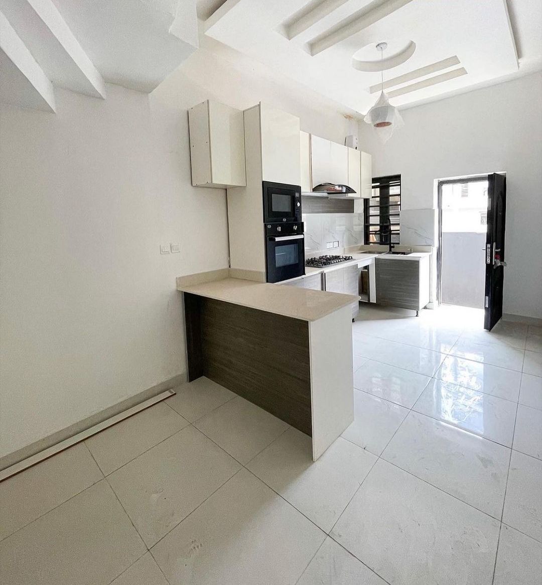 4 Bedroom Terrace Duplex with Fitted Kitchen