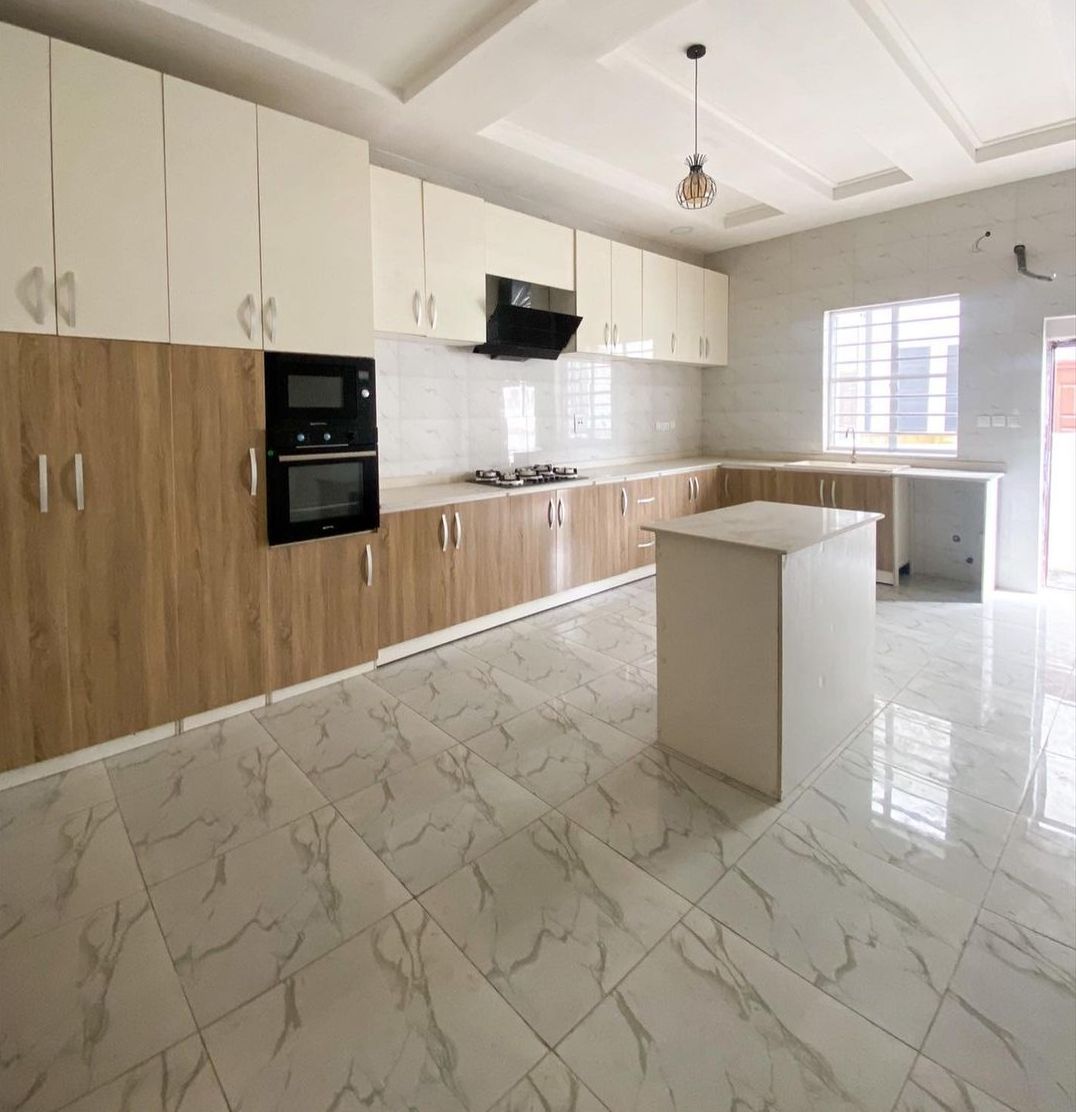 5 Bedroom Duplex with Fitted Kitchen